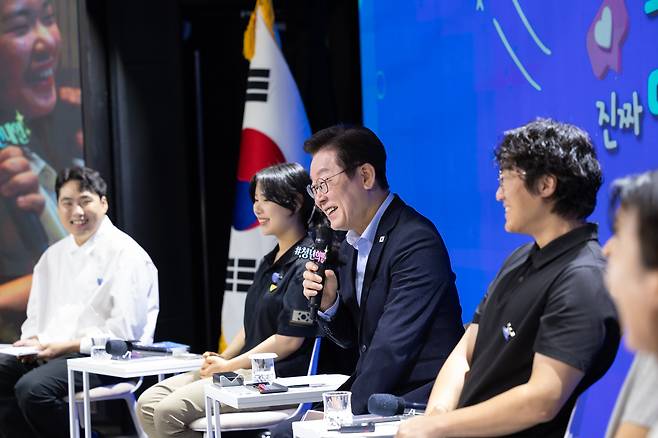 이재명 대통령이 19일 서울 마포구 구름아래 소극장에서 열린 2030 청년 소통·공감 토크콘서트에서 발언하고 있다./뉴스1