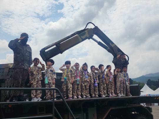 2025계룡軍문화축제 2일차인 18일 천안의 한 유치원 원생들이 '태양의 후예' 전투복 차림으로 군 장비에 올라 고사리손으로 경례를 하며 기념촬영을 하고 있다. 정종만 기자