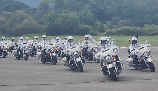 군사경찰 모터사이클 퍼레이드가 펼쳐지자 시민들은 연신 박수를 보내며 "아이와 함께 와서 정말 뜻깊은 경험을 했다"며 즐거운 소감을 전했다. 정종만 기자