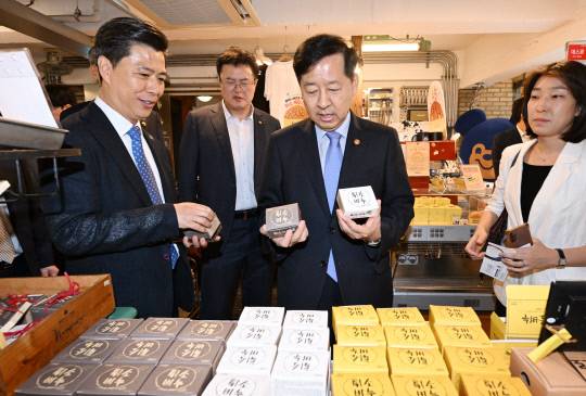 구윤철 경제부총리 겸 기획재정부 장관이 19일 대전 중구 으능정리 거리를 방문, 지역 골목상권을 둘러보고 있다. 연합뉴스