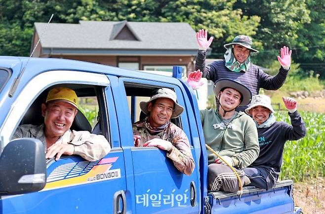 지난 6월 24일 충북 괴산군 한 옥수수밭에서 계절근로자 프로그램을 통해 배치된 외국인 근로자들이 단체사진을 찍으며 농번기 현장의 활력을 주고 있다. 위 사진은 본 기사 내용과 관련 없음. ⓒ괴산군