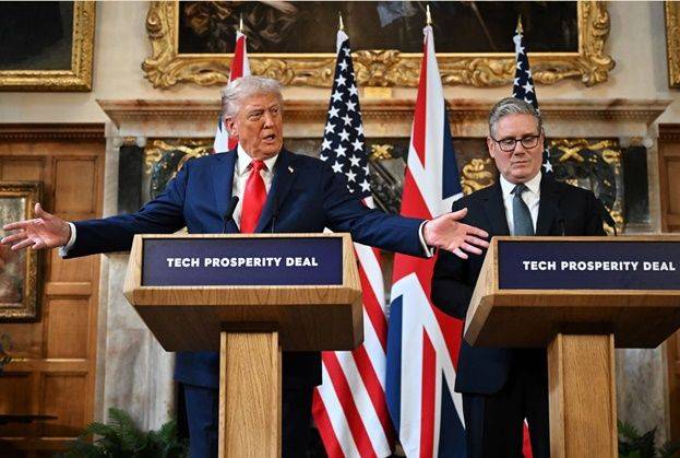 도널드 트럼프(왼쪽) 미국 대통령이 18일(현지시간) 영국 총리의 별장인 런던 근교의 체커즈 코트에서 3일 간의 국빈 방문을 마무리하며 키어 스타머 영국 총리와 공동 기자회견을 하고 있다. ⓒ 로이터/연합뉴스