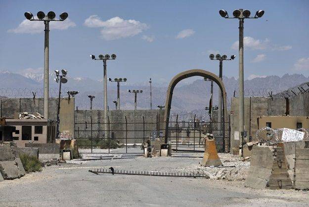 아프가니스탄 바그람 공군기지 정문. ⓒ AP/연합뉴스