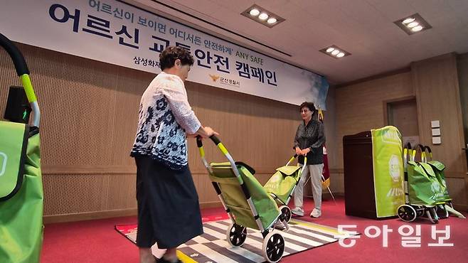 이곳은 2022년까지 고령 보행자 사고 다발 지역으로 분류됐으나, 안전조치 강화로 지난해 노인 사고 ‘0건’을 달성했다. 같은 날 군산시 미원동 적십자평생대학에선 군산경찰서와 삼성화재 교통안전문화연구소가 어르신 150명을 대상으로 교통안전 교육을 진행했다. 군산=서지원 기자 wish@donga.com