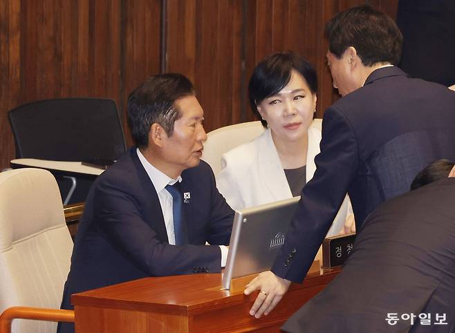 18일 서울 여의도 국회에서 열린 교육·사회·문화 분야 대정부 질문에 참석한 더불어민주당 정청래 대표(왼쪽)가 국회 본회의장에서 의원들과 대화를 나누고 있다. 왼쪽부터 정 대표, 전현희 최고위원, 박수현 수석대변인. 이훈구 기자 ufo@donga.com