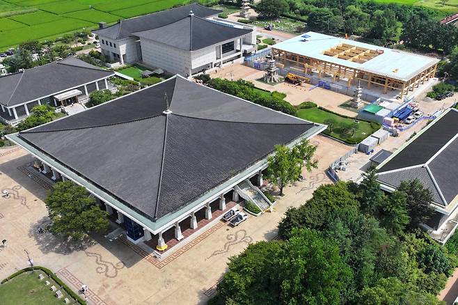 지난달 22일 경북 경주시 국립경주박물관에서 아시아태평양경제협력체(APEC) 정상회의 만찬장 공사가 진행되는 모습. 현재 만찬장 공정은 95% 수준으로 이달 말 완공될 예정이다. 경주=뉴스1