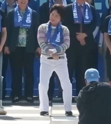 싸이 말춤 추는 이길여 총장. 유튜브 영상 갈무리