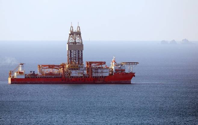 지난해 12월 9일 오전 부산 남외항에 동해 심해 가스전 유망구조인 '대왕고래'에 석유·가스가 묻혀 있는지 확인하는 시추선 '웨스트 카펠라'호가 입항해 있다. 연합뉴스 제공