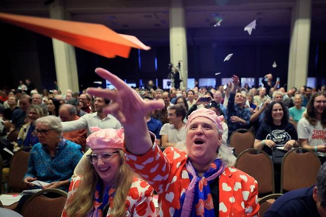 2025년 9월 18일(현지시간) 미국 매사추세츠주 보스턴에서 열린 제35회 이그노벨상 시상식에서 관객들이 종이비행기를 날리고 있다. 로이터=브라이언 스나이더, 연합뉴스 제공