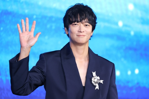 배우 강동원이 지난 9월 2일 서울 종로구 포시즌스호텔에서 열린 디즈니+ 오리지널 시리즈 ‘북극성’ 제작발표회에서 포즈를 취하고 있다. [연합뉴스]