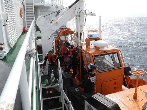 19일 부산 송정 앞바다에 빠졌다가 인근 어선에 의해 구조된 어선 승선원들이 해경 경비함정에 올라타고 있다. 이날 오전 11시 52분 송정항 동방 61.6㎞ 해상에서 부산 영도 선적 79ｔ급 외끌이저인망 어선 A호가 침몰해 1명이 숨지고 1명이 실종됐다.  [울산해양경찰서 제공]