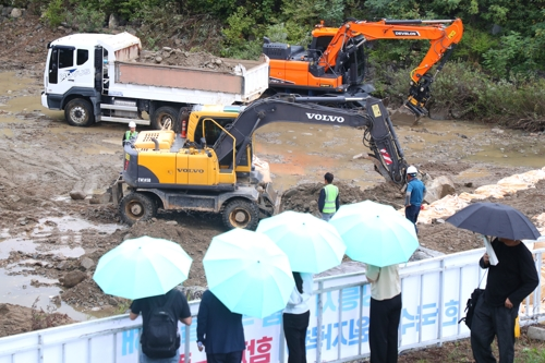 19일 강원 강릉시 남대천 상류에서 도암댐 비상 방류 대비 공사가 한창이다. 강릉 가뭄 대응을 위해 20일 오후 도암댐 비상 방류가 예정돼 있다. [강릉=연합뉴스]