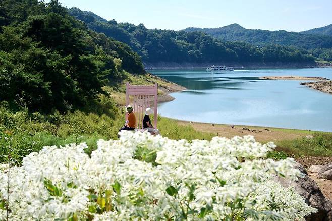 카페 글루글루 앞에 설치된 포토존 너머로 청풍호 유람선이 지나가고 있다.