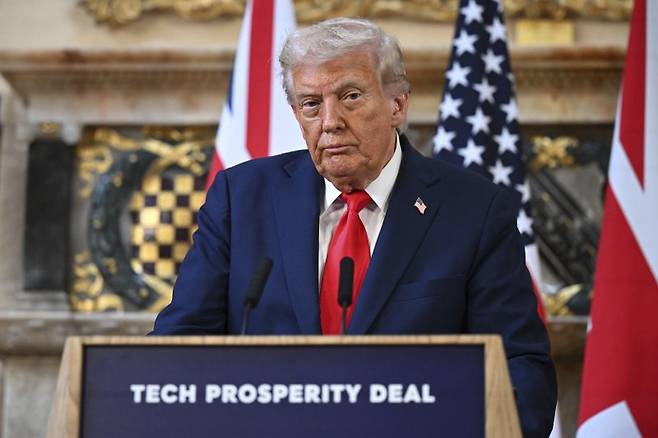 도널드 트럼프 미국 대통령이 18일(현지 시간) 잉글랜드 에일즈베리에서 키어 스타머 영국 총리와 공동 기자회견을 진행하고 있다. 뉴시스