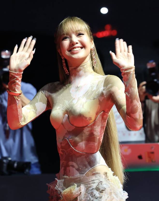 블랙핑크 리사가 17일 오후 부산 해운대구 영화의전당에서 열린 ‘제30회 부산국제영화제’(BIFF) 개막식에 참석해 포즈를 취하고 있다. 뉴스1