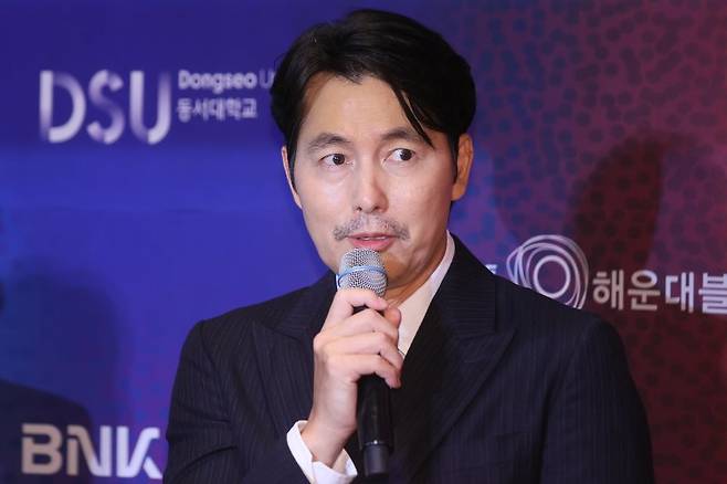 배우 정우성이 18일 부산 해운대구 중동 시그니엘 부산에서 열린 34회 부일영화상 핸드프린팅에서 인사말을 하고 있다. 연합뉴스