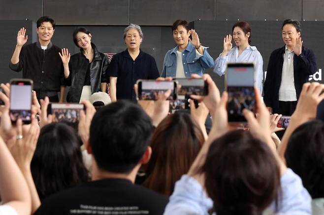 영화팬들 만난 '어쩔수가없다' 18일 제30회 부산국제영화제가 열리고 있는 해운대구 영화의전당 BIFF 야외무대에서 영화 '어쩔수가없다'의 감독 박찬욱과 배우 이병헌이 오픈토크후 기념 촬영을 하고 있다. 연합뉴스