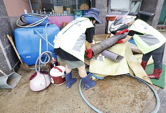 전남 무안군 무안보건소 앞 한 식당이 전날 내린 폭우로 침수돼 사회복지협의회 회원들과 상인들이 가게를 정리하고 있다. 2025.8.4 (ⓒ뉴스1, 무단 전재-재배포 금지)