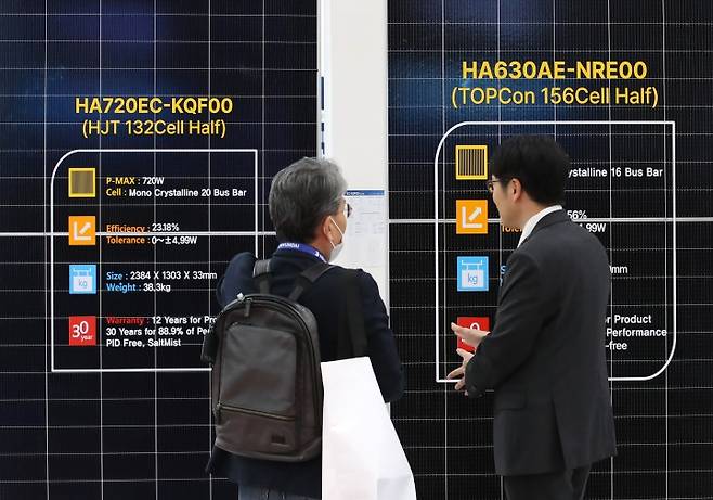 '2025 국제그린에너지엑스포'를 찾은 관람객이 태양광(photovoltaics·PV) 모듈을 살펴보고 있다.(ⓒ뉴스1, 무단 전재-재배포 금지)