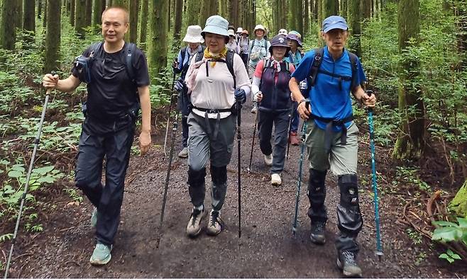 지난 9월10일 조태봉 산하클럽 대장과 회원들이 한라산둘레길 오감걷기를 하고 있다.