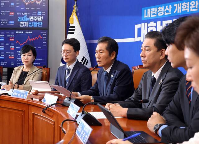 19일 국회에서 열린 더불어민주당 최고위원회의 모습. 연합뉴스