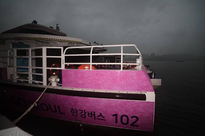 폭우로 시승 행사가 취소된 한강버스가 선착장에 정박해 있다.