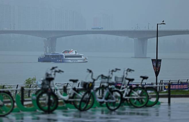 “극심한 차량 정체와 혼잡함에서 탈출하여 쾌적하고 편안한 새로운 교통혁신”인 한강버스 103호가 이동하고 있다. 마곡~잠실 일반 노선은 2시간7분 걸린다. 모두 199명의 승객이 탈 수 있다.