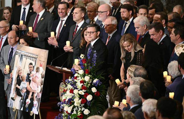 15일 미국 워싱턴 국회의사당에서 10일 총격으로 숨진 청년 우파 활동가 찰리 커크를 추모하는 집회를 열고 있다. 워싱턴=AFP 연합뉴스