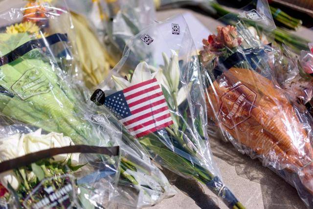 14일 미국 애리조나주 피닉스에 위치한 '터닝포인트 USA' 본사에 있는 찰리 커크 추모비에 꽃이 남겨져 있는 모습. 피닉스=AFP 연합뉴스