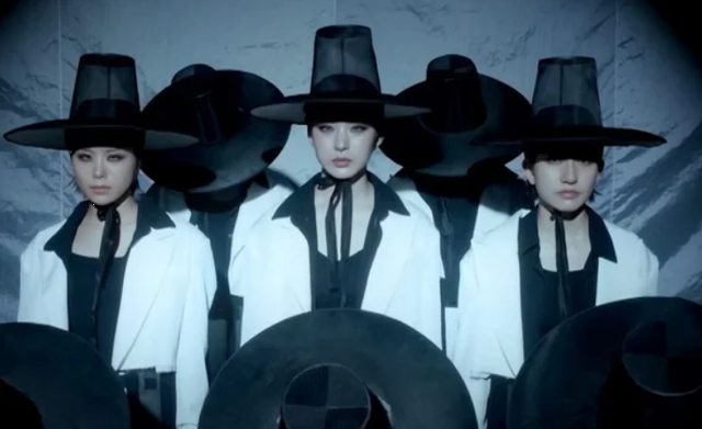 한국팀 범접이 국가별 단체 메가 미션에서 선보인 '몽경' 속 저승사자 분장을 한 댄서들 모습. Mnet 영상 캡처