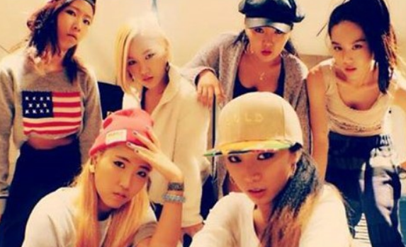 허니제이(앞 줄 오른쪽)가 댄스팀 퍼플로우로 활동했던 2013년 모습. 퍼플로우 블로그 캡처