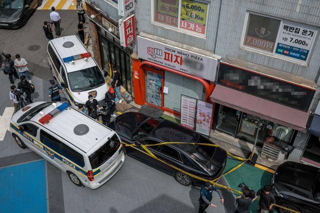 3일 서울 관악구 살해 현장에서 과학수사대가 현장 조사를 하고 있다. 뉴시스
