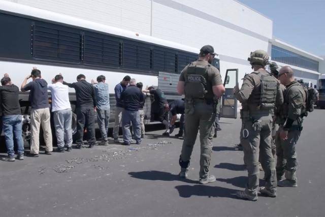 미국 이민세관단속국(ICE) 직원을 포함한 이민당국 요원들이 이달 4일 조지아주 엘러벨에 있는 현대차-LG에너지솔루션 합작 배터리 공장 건설 현장을 급습해 단속에 나서고 있다. ICE 홈페이지 캡처