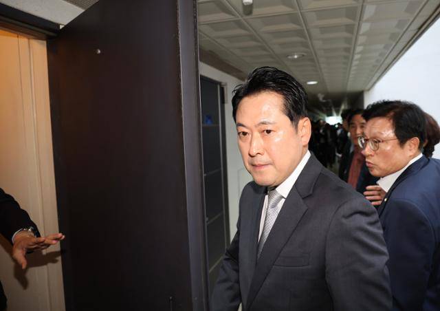 장동혁 국민의힘 대표가 18일 서울 영등포구에 위치한 국민의힘 당원 명부 데이터베이스 관리 업체로 들어서고 있다. 이날 김건희 특검은 해당 업체와 국민의힘 당사에 대한 압수수색을 시도했다. 뉴시스