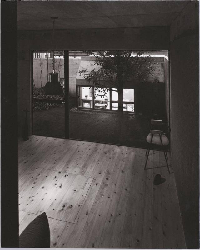 두 개의 작은 콘크리트 덩어리가 마주 보게 설계한 이타미 준의 집, '여백의 집'. 마당에 자리한 서재가 보인다. 마음산책 제공