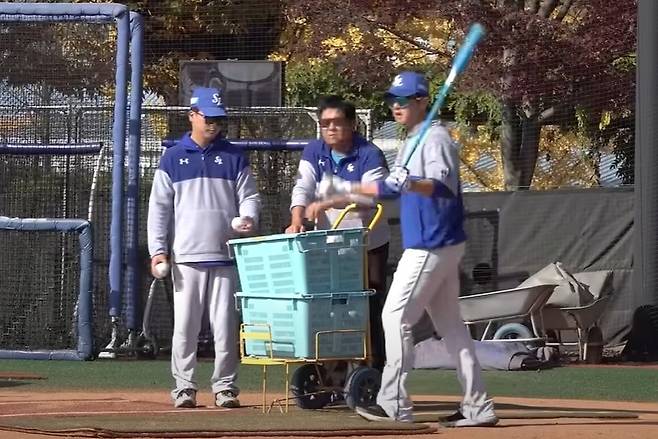 선수단 훈련에는 스태프들도 총출동한다. 김정혁 타격코치(오른쪽)의 펑고를 돕는 유시현 전력분석원(왼쪽)과 원종선 운영팀 프로. 사진=라이온즈TV 캡쳐