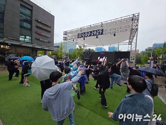 19일 판교역 광장에서 열린 'GXG 2025' 서브 스테이지에서 코스튬 플레이어와 방문객들이 디제잉 공연을 즐기고 있다. [사진=박정민 기자]