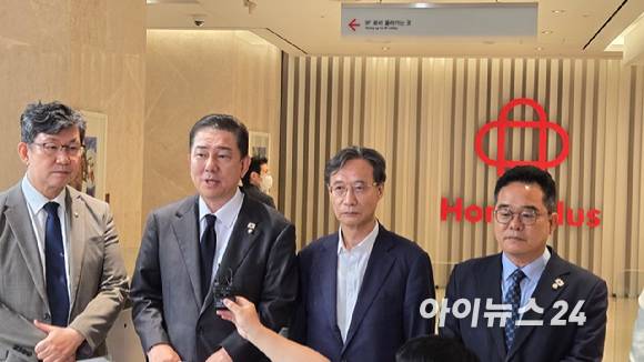 19일 서울 강서구 홈플러스 본사 앞에서 김병기(왼쪽에서 두 번째) 더불어민주당 원내대표가 김병주 MBK 회장과 만난 후 기자들의 질문에 답하고 있다. [사진=진광찬 기자]