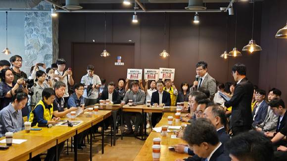 19일 서울 홈플러스 강서점에서 'MBK 홈플러스 사태 해결 TF'가 간담회를 진행하고 있다. 이날 간담회에서는 홈플러스의 회생을 위한 MBK파트너스에 대한 책임 있는 자세를 촉구했다.