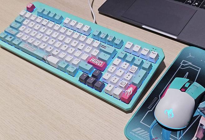 다양한 색으로 빛나는 RGB LED를 탑재했으며 다른 게이밍 기어와 조명 연동도 가능하다 / 출처=IT동아