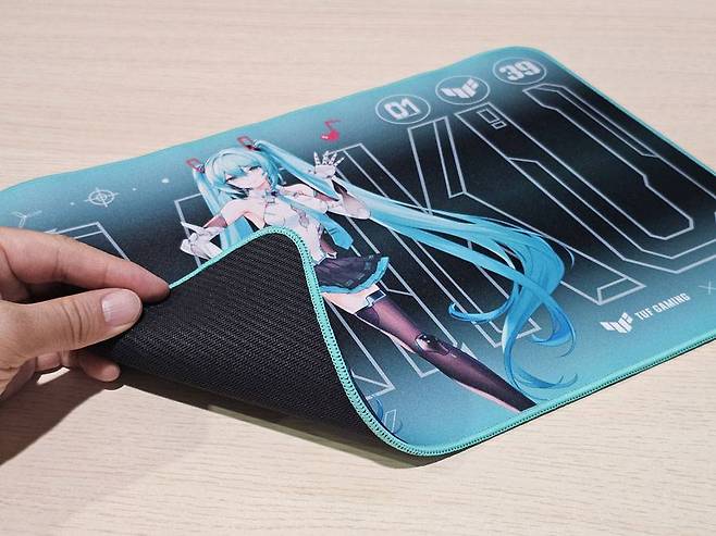 에이수스 TUF 게이밍 P1 마우스 패드 하츠네 미쿠 에디션 / 출처=IT동아