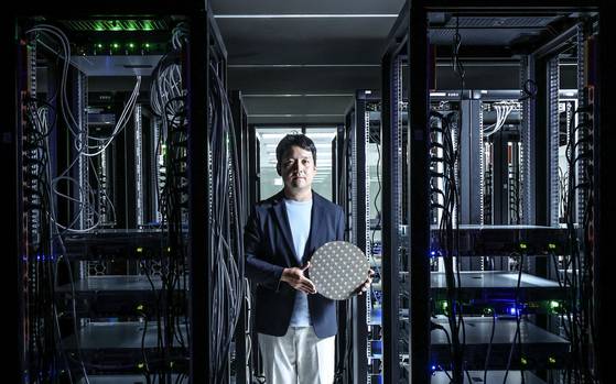 조명현 세미파이브 대표가 16일 경기도 성남시 세미파이브 서버실에서 자사 플랫폼 기반으로 제작된 인공지능(AI) 반도체 웨이퍼를 들고 포즈를 취하고 있다. 김성룡 기자