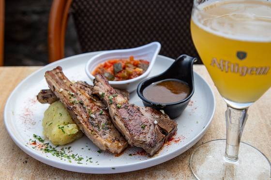 노르망디의 명물 양고기 스테이크. 육질이 부드럽다.