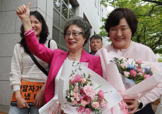 지난 10일 재심 선고공판에서 무죄 최종 선고 후 엄지를 치켜세우며 기뻐하고 있는 모습. 송봉근 기자
