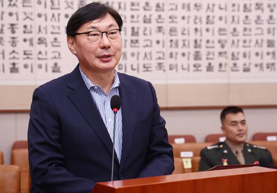 이화영 전 경기도 평화부지사가 2024년 10월 25일 법제사법위원회 국정감사에 출석해 김성태 전 쌍방울 회장 관련 질의에 답변하고 있다. 뉴스1