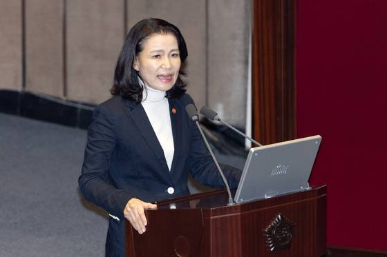 지난 18일 국회에서 열린 제429회 국회(정기회) 제8차 본회의 교육·사회·문화에 관한 대정부 질문에서 이진숙 방송통신위원장이 답변하고 있다. 뉴스1