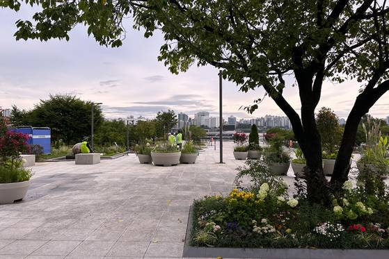 시내버스 753번에서 내리면 곧장 보이는 풍경. 여의도선착장이 정면에 보인다. 문희철 기자