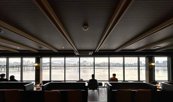 한강버스 여의도선착장 3층에 입점한 스타벅스 내부. 거대한 통창으로 한강을 내려다볼 수 있다. 문희철 기자