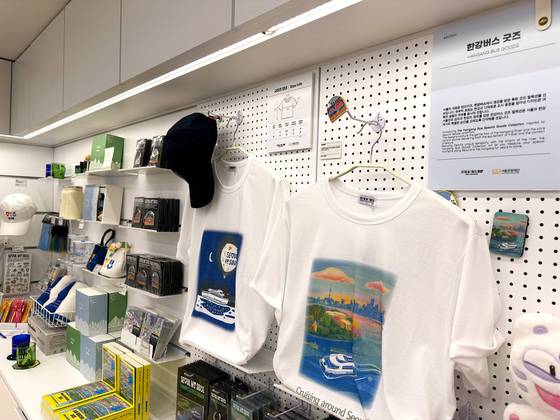 한강버스 여의도선착장 1층에서 판매 중인 서울 굿즈. 한강버스와 케이팝 데몬 헌터스 관련 상품을 전시했다. 문희철 기자