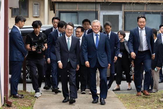 경기도와 통일부, 민주정부 한반도평화 계승발전협의회가 공동으로 주최하고 프리드리히 애버트 재단이 후원하는 ‘9ㆍ19 평양공동선언 7주년 기념행사’가 19일 오전 파주 캠프 그리브스에서 열렸다. 기념식에 참석한 문재인 전 대통령(오른쪽)과 김동연 경기지사(왼쪽). 사진 경기도